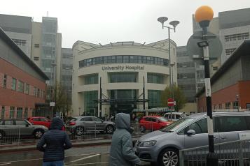 Picture of the main entrance of UHCW hospital