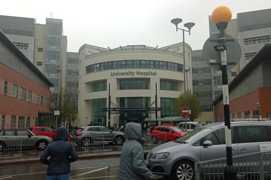 Picture of the main entrance of UHCW hospital