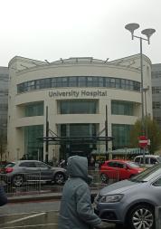 Picture of the main entrance of UHCW hospital